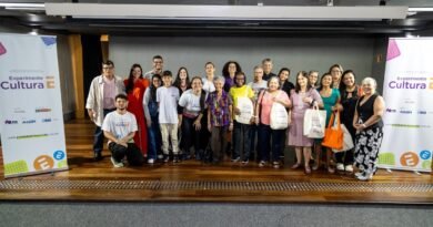 Aos 94 anos, idosa lança livro após experiência com IA e VR