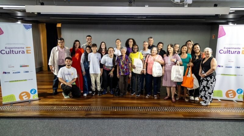 Aos 94 anos, idosa lança livro após experiência com IA e VR