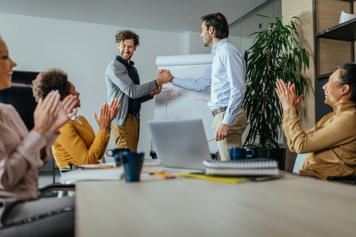 Feedback ao líder fortalece confiança e relações no trabalho