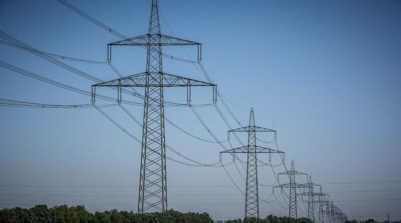 Setor elétrico busca equilibrar oferta solar e pico de carga