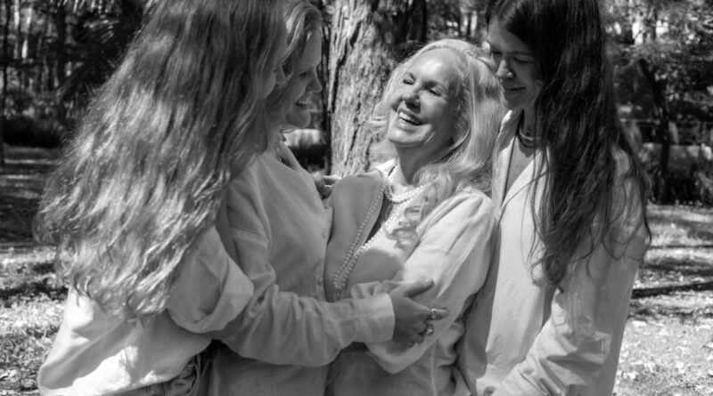 Praça em SP recebe exposição sobre vida urbana em família