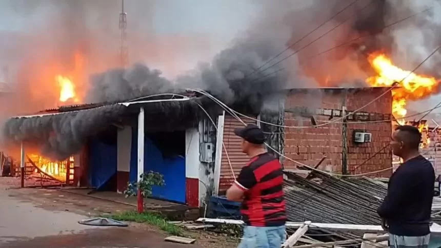 Incêndio atinge imóveis e assusta moradores no Careiro da Várzea
