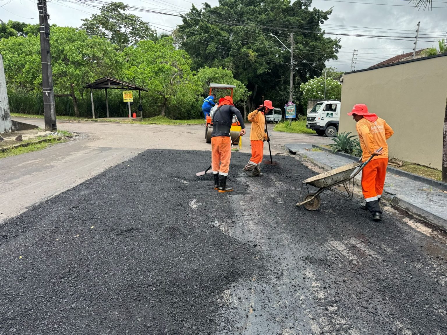 OBRAS NO ALEIXO: Recuperação de asfalto avança e melhora tráfego na zona Centro-Sul de Manaus