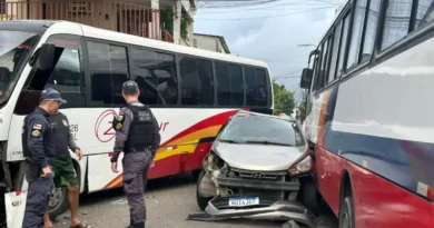 Colisão entre carro e micro-ônibus deixa mulher ferida na zona Oeste de Manaus