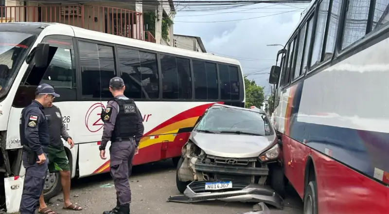 Colisão entre carro e micro-ônibus deixa mulher ferida na zona Oeste de Manaus