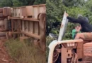 Carreta com carga de pneus tomba na BR-319 após chuva e expõe precariedade da rodovia