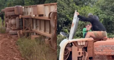 Carreta com carga de pneus tomba na BR-319 após chuva e expõe precariedade da rodovia