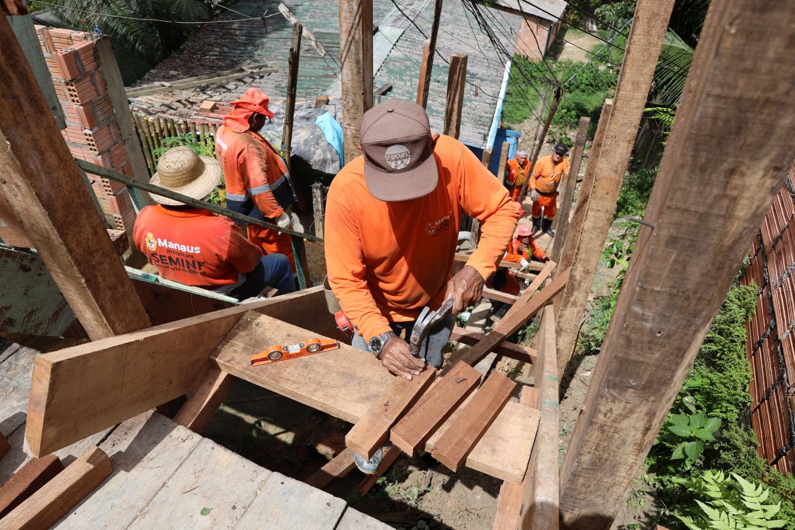 Prefeitura de Manaus constrói escadaria de 45 metros e garante mais segurança e mobilidade na zona Norte   