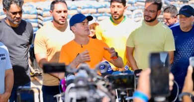 David Almeida entrega material e anuncia fim das escolas de madeira na zona rural de Manaus até novembro