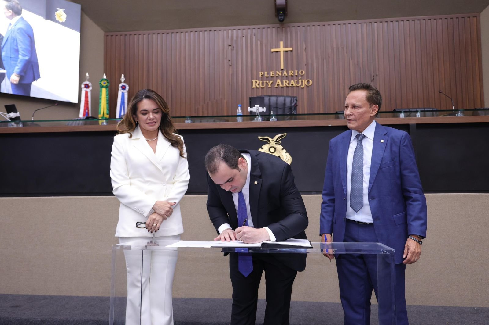 Legislativo Estadual conduz transição e Roberto Cidade assume interinamente o Governo do Amazonas