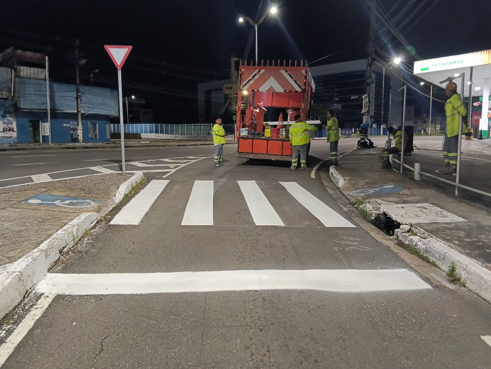 Prefeitura de Manaus reforça sinalização viária para organizar o trânsito e proteger pedestres e motoristas