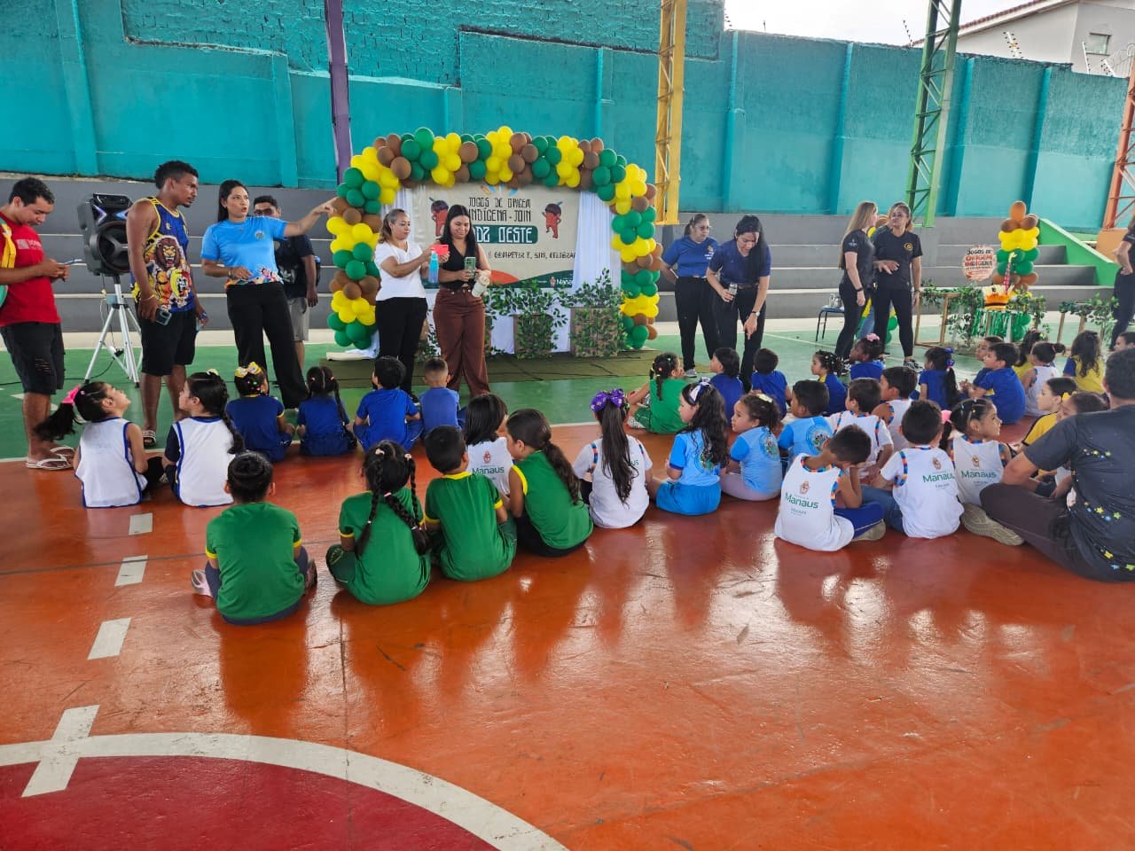 Alunos da educação infantil da prefeitura participam de jogos indígenas e vivenciam tradições na zona Oeste de Manaus