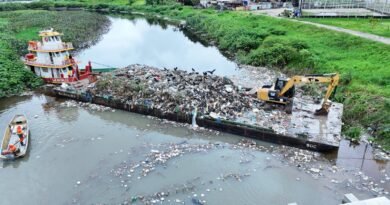 Prefeitura de Manaus já retirou mais de mil toneladas de resíduos da orla do rio Negro em 2026