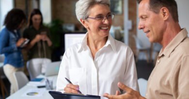 Profissionais 50+ ganham espaço em empregos de base