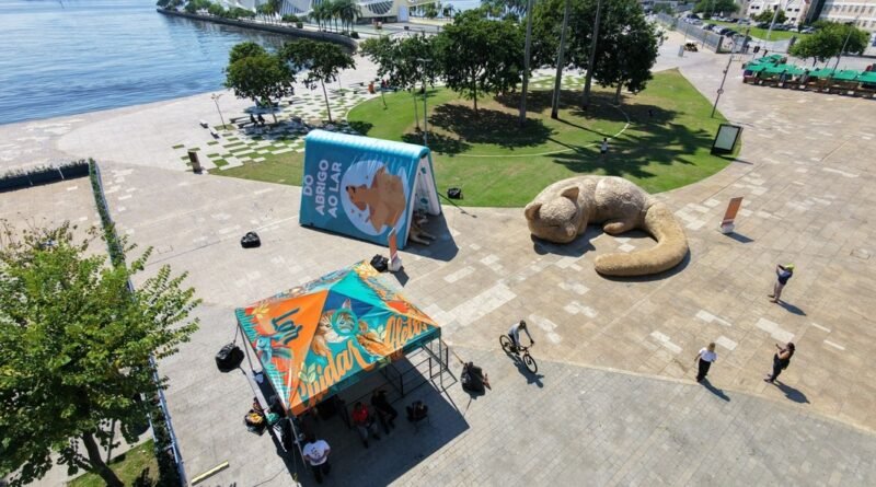Intervenção com esculturas gigantes transforma a Praça Mauá