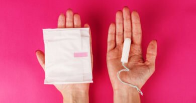 Pobreza menstrual afeta milhões e mobiliza jovens no Rio