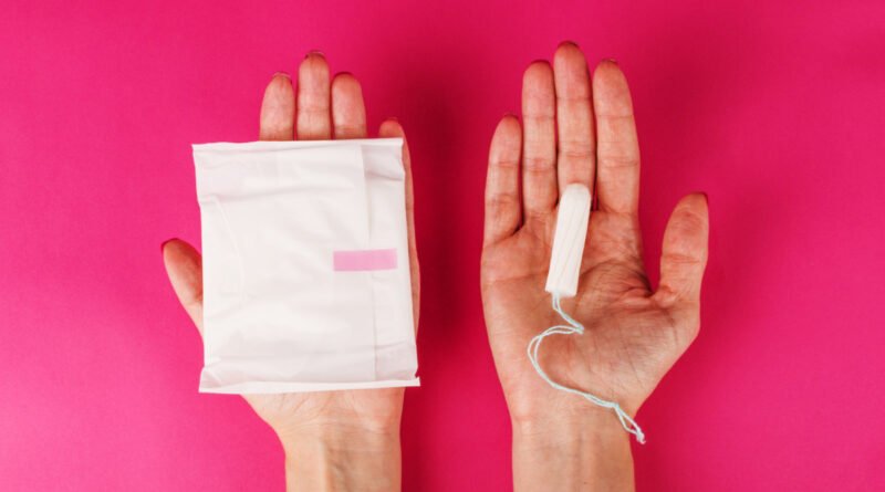 Pobreza menstrual afeta milhões e mobiliza jovens no Rio