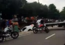 Carro despenca em igarapé na Avenida Brasil, no bairro Compensa, em Manaus