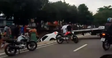 Carro despenca em igarapé na Avenida Brasil, no bairro Compensa, em Manaus