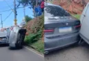 Carro capota na Avenida Pedro Teixeira e deixa trânsito lento em Manaus