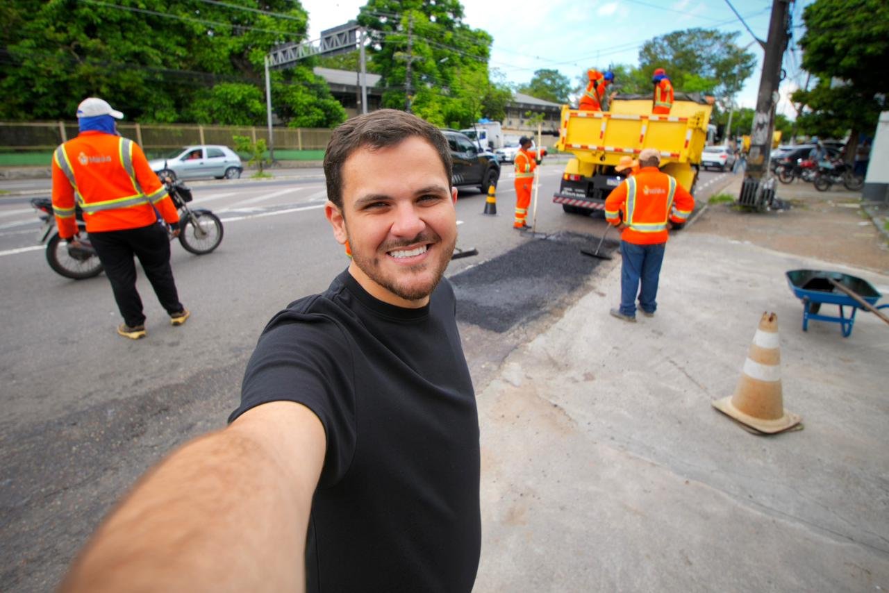 Prefeito acompanha operação “Tapa-Buracos” na avenida André Araújo durante trégua das chuvas em Manaus