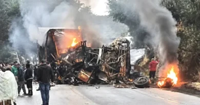 Tragédia na BR-251: colisão entre carreta e ônibus deixa ao menos oito mortos em Minas Gerais