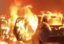 Carro pega fogo em estacionamento de supermercado na Ponta Negra, em Manaus