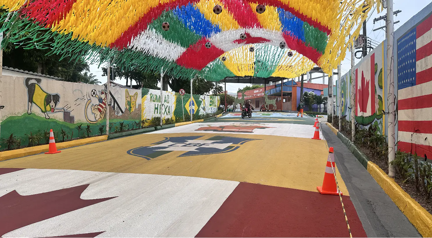 Prefeitura inaugura “Rua da Copa” com decoração temática feita por garis em Manaus