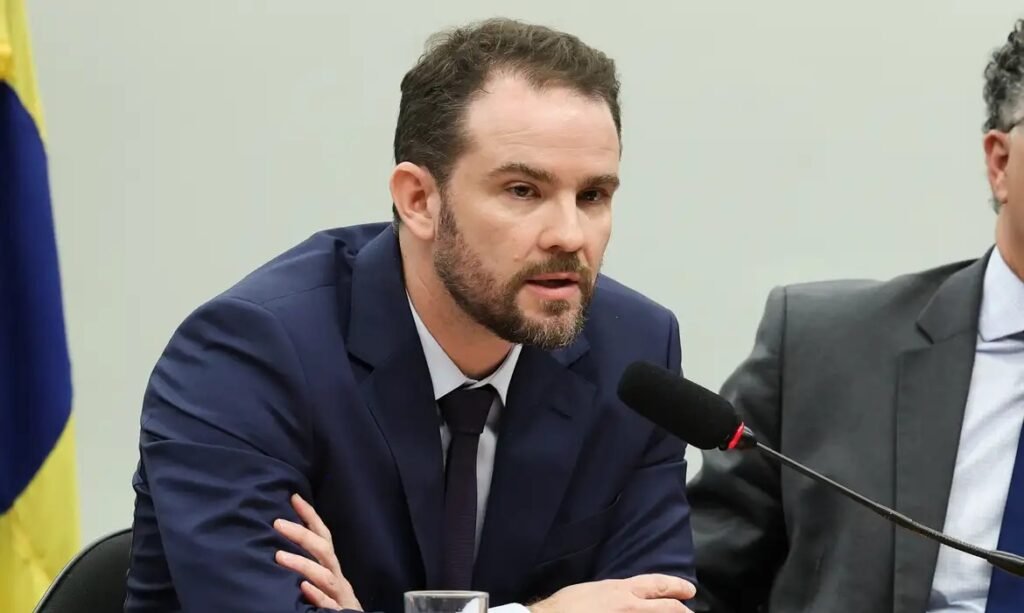 Durigan vai à França para G7 e discute economia, energia e IA