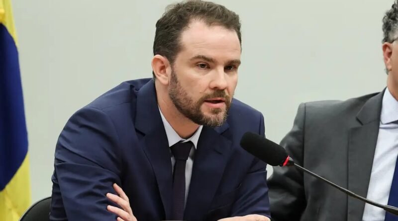 Durigan vai à França para G7 e discute economia, energia e IA
