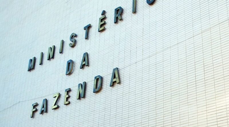 Fazenda eleva inflação para 4,5% com impacto da guerra e petróleo