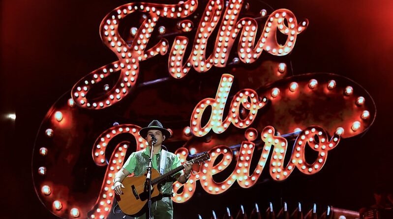 Filho do Piseiro reúne multidão em show na Ponta Negra