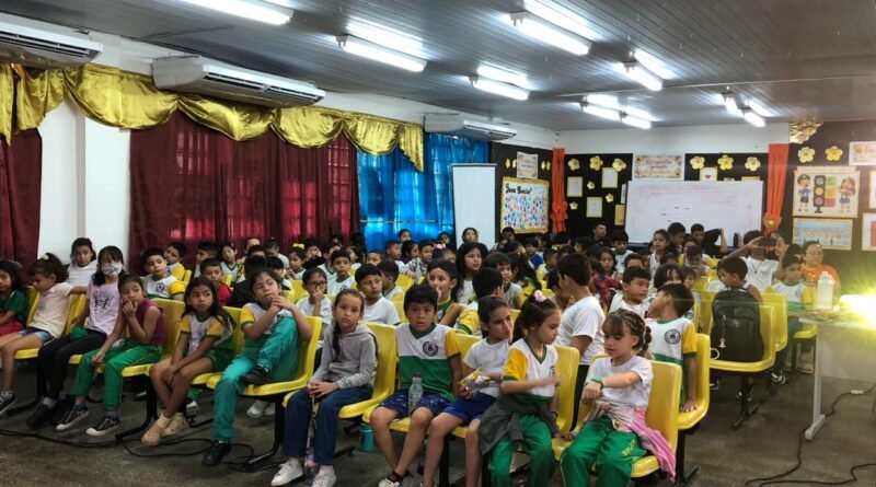 Maio Laranja: Teatro em escola de Manaus alerta sobre abuso infantil