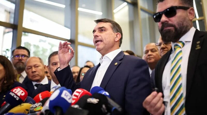 Flávio Bolsonaro confirma encontro com Vorcaro após prisão do banqueiro