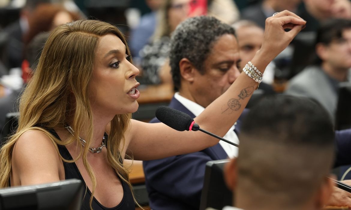 Governo não negocia aumento de jornada na PEC 6×1, diz Erika Hilton