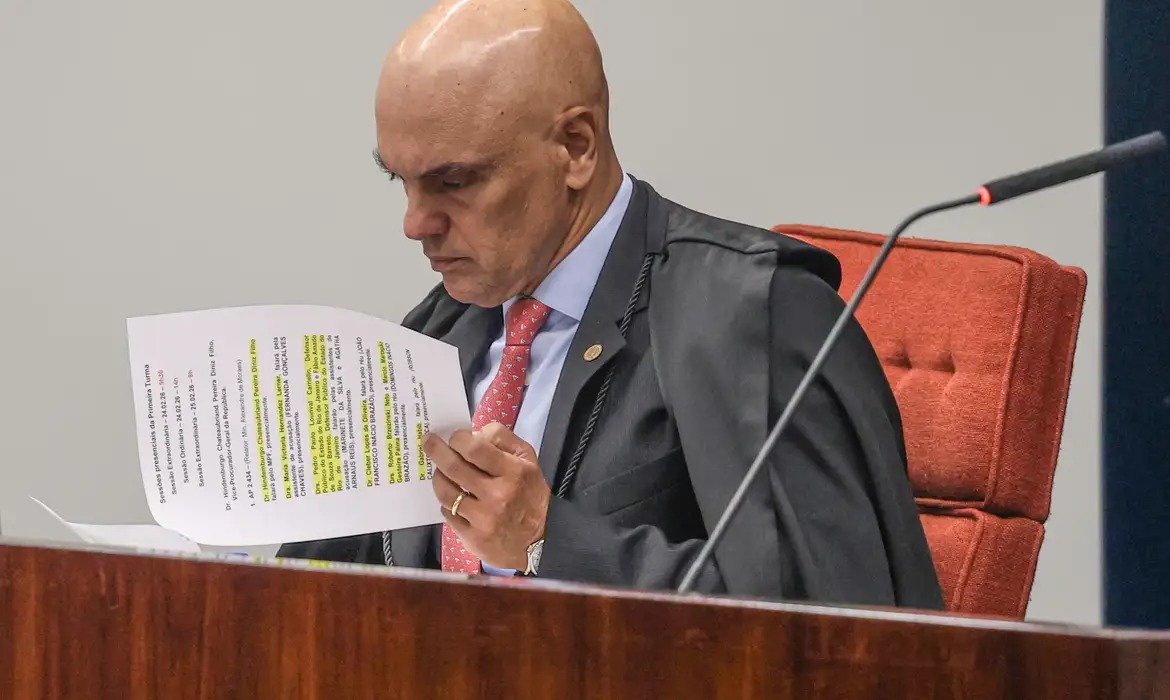  Alexandre de Moraes pede providências sobre extradição de Zambelli