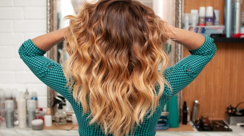 Mega hair com técnica adaptada devolve autoestima a mulheres