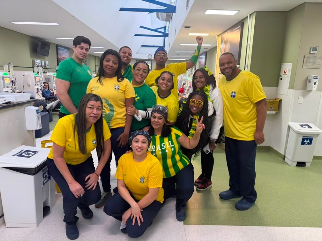 Pacientes renais torcem pro Brasil enquanto fazem tratamento