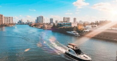 Agência oferece passeios de barco para turistas em Miami