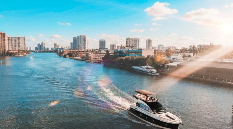 Agência oferece passeios de barco para turistas em Miami