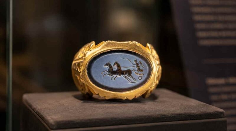 Caminhoneiro encontra anel romano raro com mais de 1.700 anos