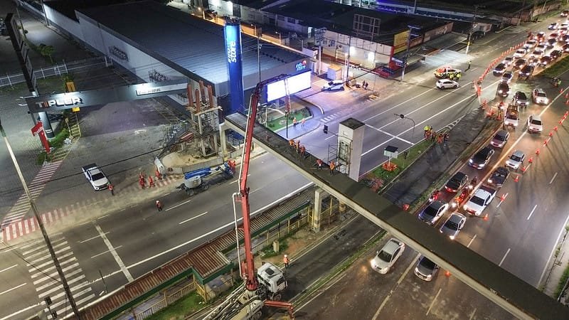 Prefeito Renato Junior acompanha concretagem da nova passarela Santos Dumont em Manaus