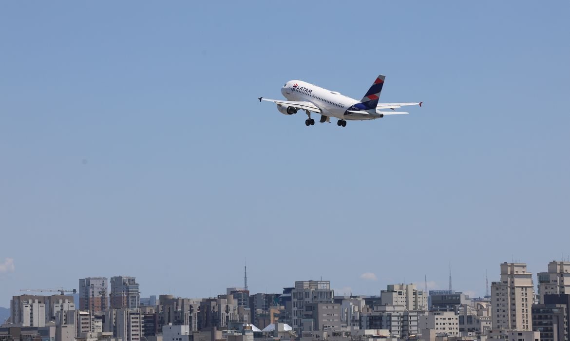 Querosene de aviação acumula alta de 54,5% em 2026