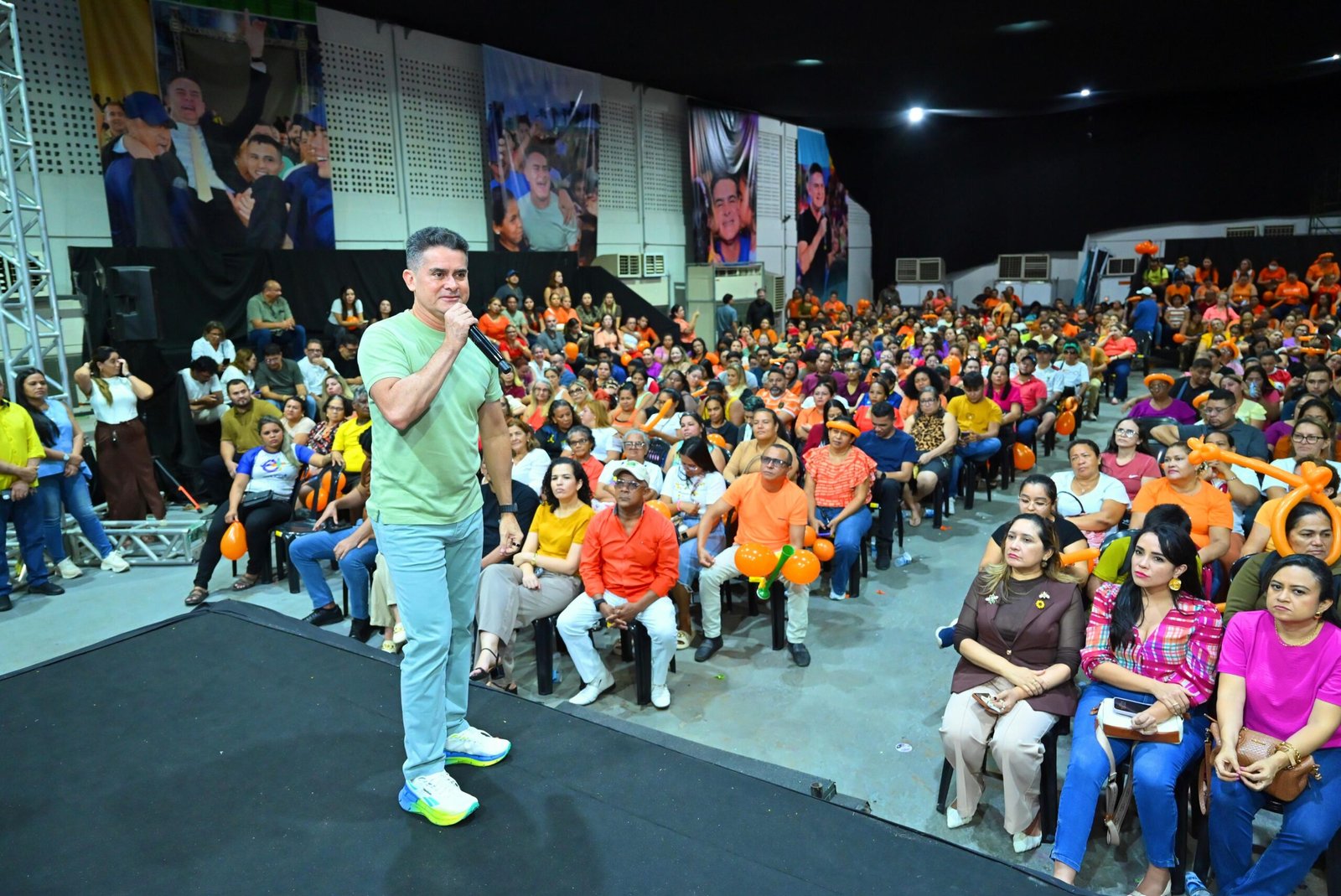 David Almeida reúne profissionais da educação infantil e especial para consolidar propostas do plano de governo