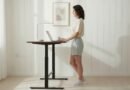 Trabalho híbrido impulsiona a busca por mesas ergonômicas