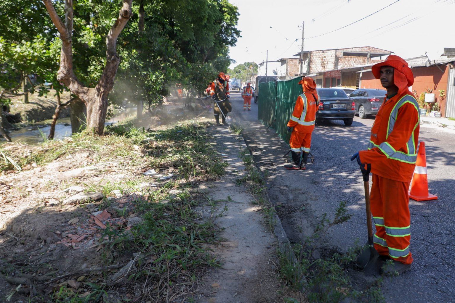 Prefeitura de Manaus realiza serviços de limpeza e manutenção na margem do igarapé do Passarinho