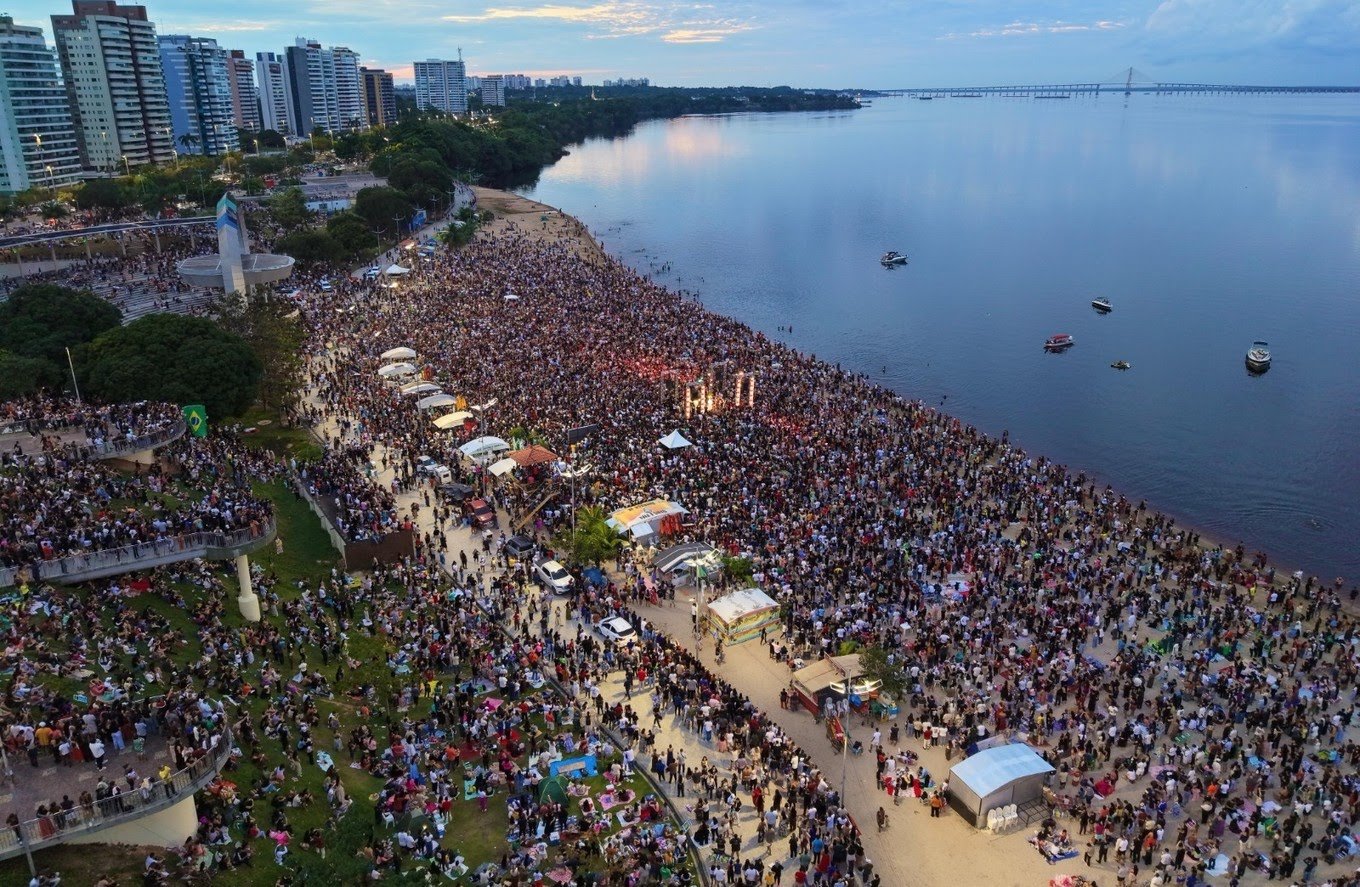 Praia da Ponta Negra recebe segunda edição do Amanhecer Manaus com expectativa de reunir mais de 100 mil pessoas