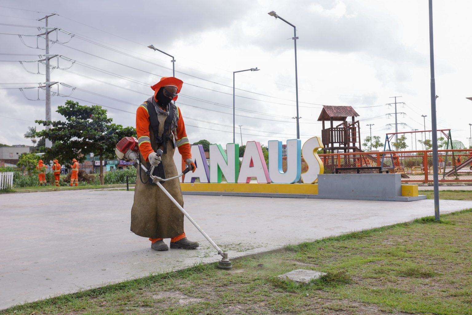 Prefeitura intensifica limpeza urbana com mais de 1.250 servidores durante o verão amazônico em Manaus