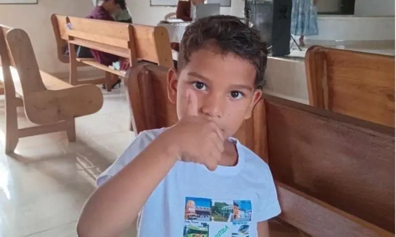 Pai é preso após filho de 6 anos morrer atingido por facão dentro de mochila durante castigo no Amazonas