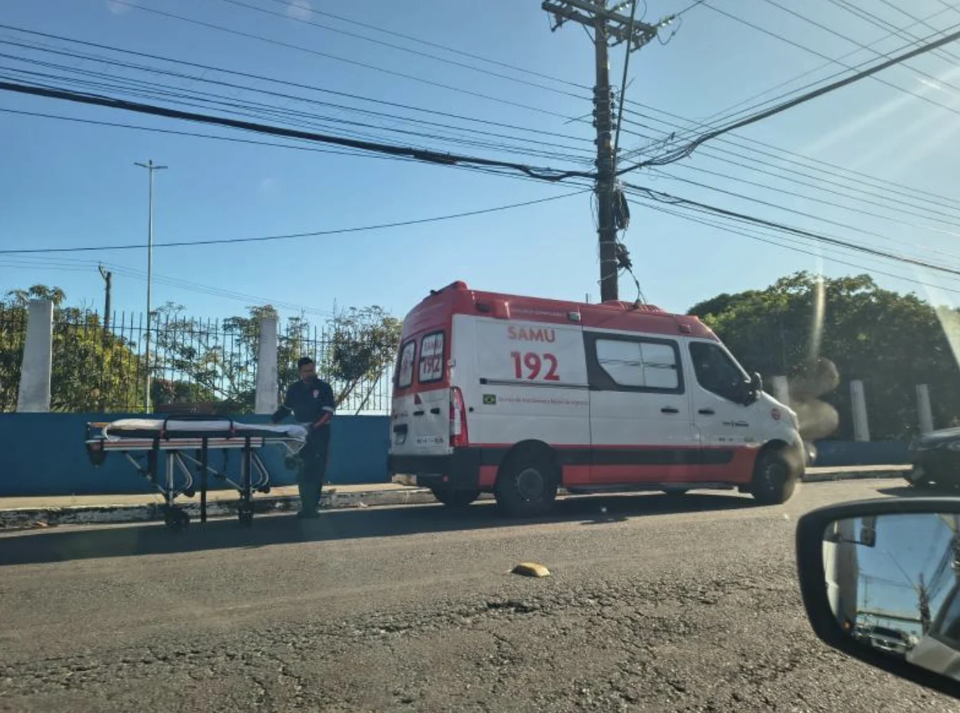 Acidente com motocicleta deixa uma pessoa ferida na Avenida Pedro Teixeira, em Manaus